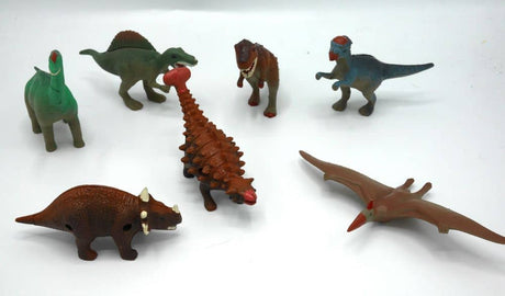 8 dinozaurów, 7 na zdjęciu + dodatkowy bonusowy dinozaur.