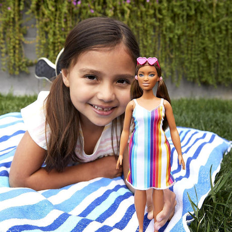 Barbie uwielbia tęczową sukienkę w kształcie lalki oceanu