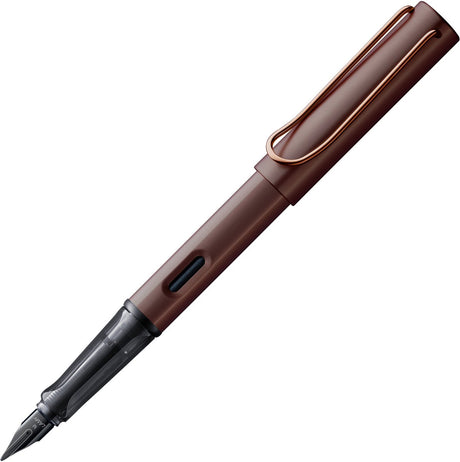 Pióro wieczne Lamy lx 090 – eleganckie pióro wieczne wykonane z aluminium w kolorze bordowym z wykończeniem z metali szlachetnych i stalówką z czarnej stali PVD – w zestawie wkład atramentowy T 10 w kolorze niebieskim i opakowanie upominkowe