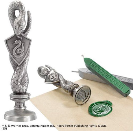 Znaczek ze szlachetnej kolekcji Harry Potter Slytherin 10 cm w kolorze srebrnym