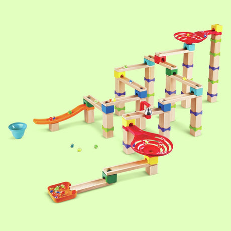 Drewniany tor marmurowy Hape - 128-częściowy drewniany tor marmurowy ze spiralami, dzwonkiem i 40 kulkami, od 3 lat