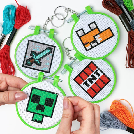 Zestaw zawieszek do haftu krzyżykowego Paladone Minecraft (4 szt.) – Oficjalnie licencjonowany zestaw do majsterkowania z pnączem, TNT i lisim mieczem –