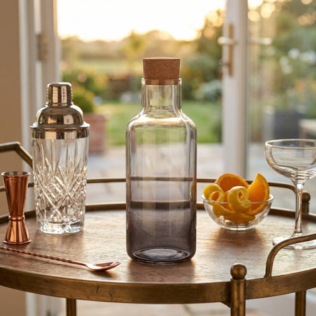 Alpina glazen fles smoke effect - met kurken stop - inhoud 1,2 liter - geschikt voor water en sappen - afmetingen ø9,4x24,5 cm - kleur grijs transparant - duurzaam herbruikbaar glas