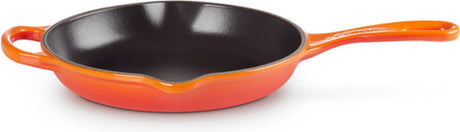 Patelnia Le Creuset sygnowana - pomarańczowo-czerwona - ø 20 cm - emaliowana powłoka zapobiegająca przywieraniu - nadaje się do wszystkich źródeł ciepła, w tym indukcyjnych - można myć w zmywarce - dożywotnia gwarancja
