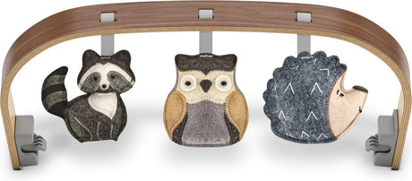 Uppababy - Play Arch Forest Fun for Mira - fotel bujany - drewniany wspornik z orzecha włoskiego z kolorowymi drewnianymi kształtami z fakturą