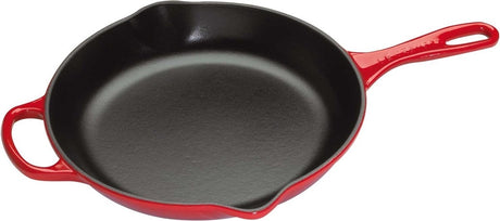 Patelnia Le Creuset sygnowana - wiśniowa - ø 20 cm - emaliowana powłoka nieprzywierająca - nadaje się do wszystkich źródeł ciepła, w tym indukcyjnych - można myć w zmywarce - dożywotnia gwarancja