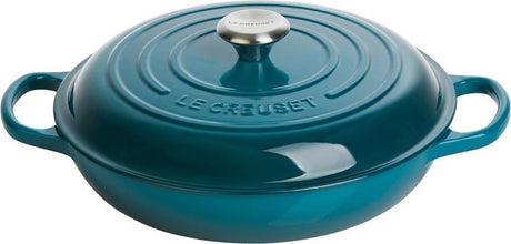 Zapiekanka Le Creuset sygnowana, głęboka turkusowa – ø 30 cm 3,5 litra – żeliwna patelnia z pokrywką – ciemnoniebieska emalia – szeroki kształt do większych potraw – nadaje się do indukcji, piekarnika, grilla i nie tylko
