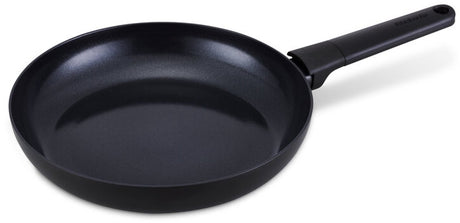 Patelnia Brabantia vanta - ø 28 cm - ergonomiczna i lekka - w 100% wolna od pfas - modny design - 100% aluminium z recyklingu - ceramiczna powłoka nieprzywierająca - odpowiednia do wszystkich źródeł ciepła - czarna.