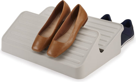 Półka na buty oszczędzająca miejsce Joseph Joseph shoe-in™ - ecru - nowoczesny design z możliwością układania jeden na drugim - 6 par butów
