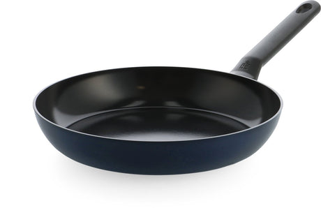 Bk Enjoy patelnia 28cm – powłoka nieprzywierająca niezawierająca pfas – patelnia indukcyjna – patelnia ceramiczna – można używać w piekarniku do 160°c – można myć w zmywarce – zimne uchwyty – niebieski oxford