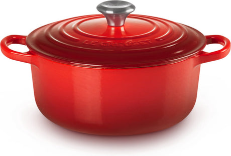 Patelnia sygnowana przez Le Creuset wiśniowa – ø 22 cm 3,3 litra – okrągła patelnia żeliwna – w żywym wiśniowym odcieniu – do duszenia, pieczenia lub zup – nadaje się do indukcji, piekarnika i zmywarki