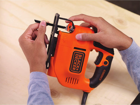 Wyrzynarka Black+decker 520W. proste cięcia. łuki i skosy pod kątem 45°. zmienna prędkość - ks701ek-qs