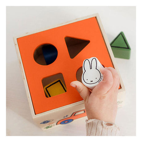 Drewniany sortownik kształtów Bambolino Miffy. 3+