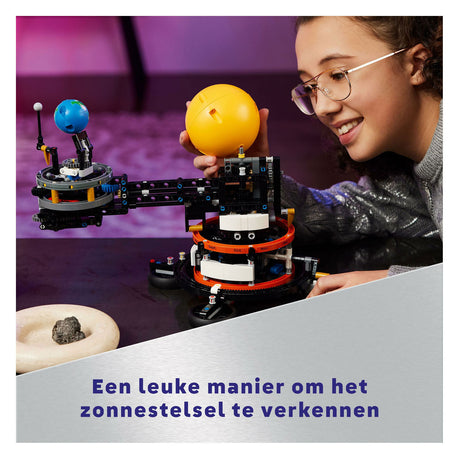 Lego technic - zabawka konstrukcyjna z ziemią i księżycem w ruchu