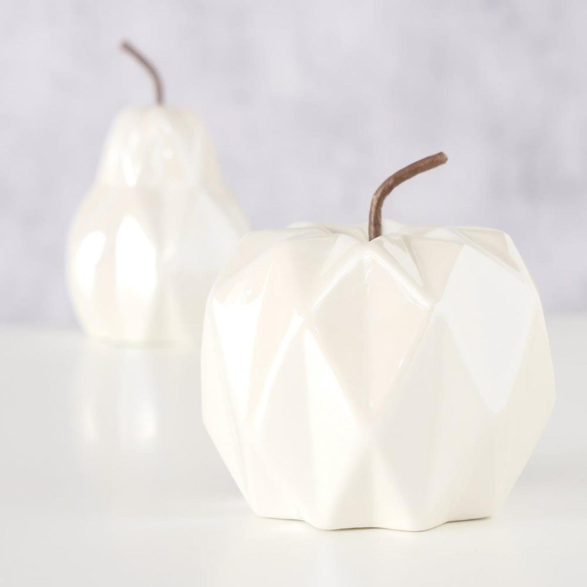 Boltze home dekoracyjna statua „cutty” porcelanowa biała 10x14cm 2 różne kolory