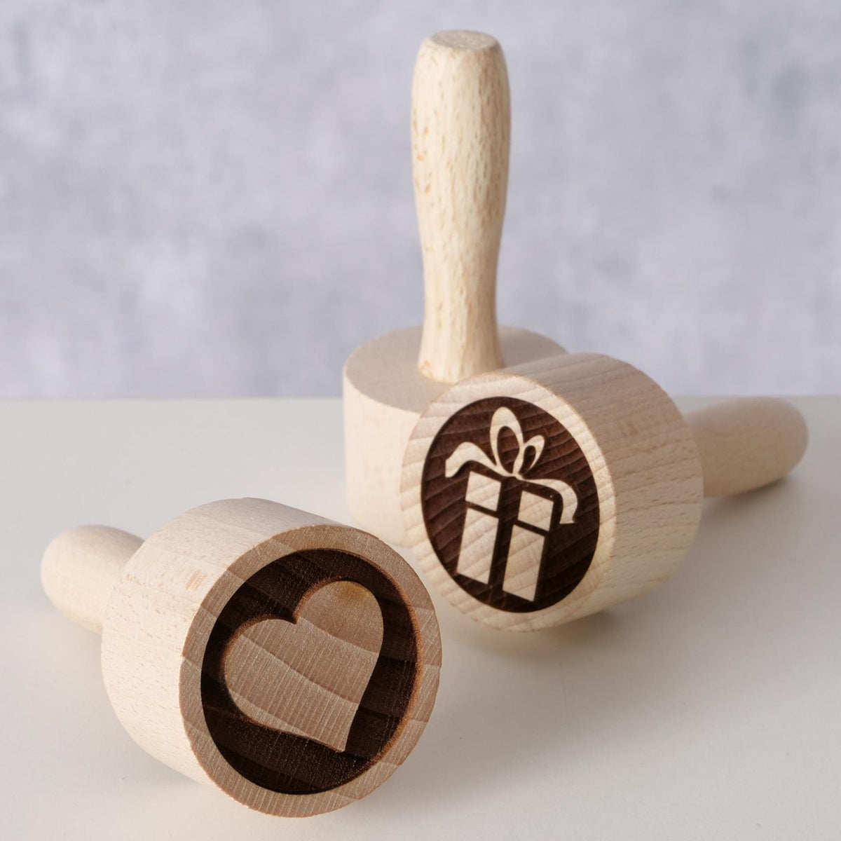 Pieczątka Boltze Home Cookie o średnicy 8 cm, wykonana z drewna bukowego, z wizerunkiem Bożego Narodzenia, zestaw 3 sztuk
