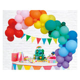 Balony Globos ustawione w kształcie tęczy