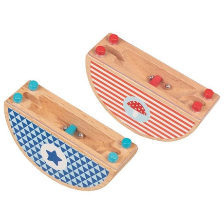 Drewniana sztuczka z dwiema piłkami. 8,5 x 2,7 x 4,4 cm.