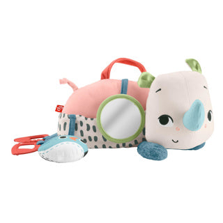 Fisher Price na brzuchu bawiący się w wędrownego nosorożca