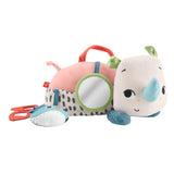 Fisher Price na brzuchu bawiący się w wędrownego nosorożca