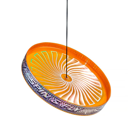Akrobata, żonglujący frisbee wirującym i latającym - pomarańczowy