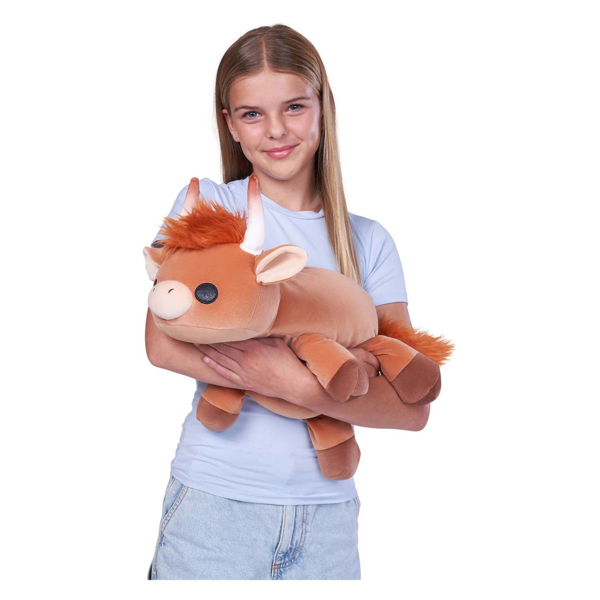 Zuru przytula grudkę pluszowego średniogórala