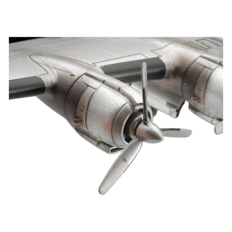 Zestaw do sklejania Revell Lockheed l.1049g Super Constellation Lufthansa 1:144 - 95szt.