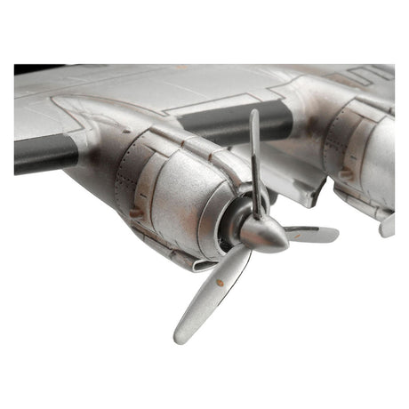 Zestaw do sklejania Revell Lockheed l.1049g Super Constellation Lufthansa 1:144 - 95szt.