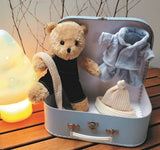 Egmont Morris z ubraniami w walizce. 29x