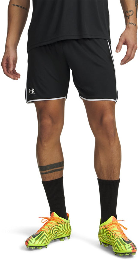 Męskie spodnie sportowe Under Armour UA M Challenger Train Short-BLK w kolorze czarno-białym
