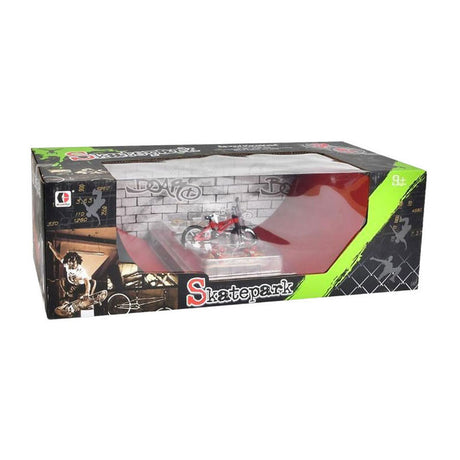 Skatepark halfpipe met 2 vingerboards en bmx