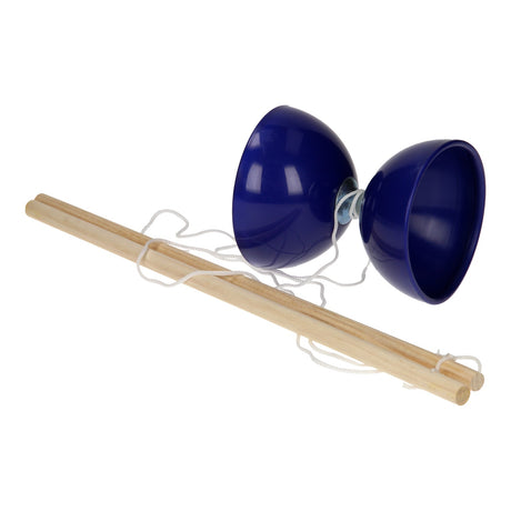 Zabawa diabolo z drewnianymi patyczkami