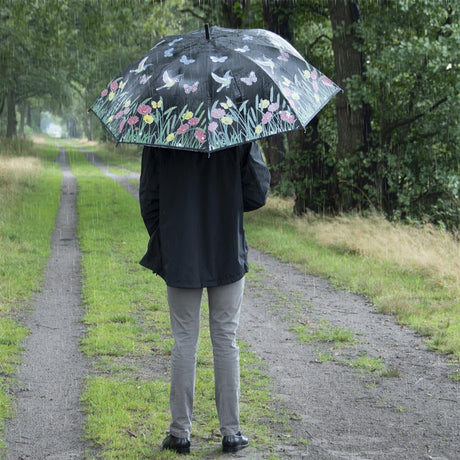 Szeroki parasol zmieniający kolor firmy Esschert