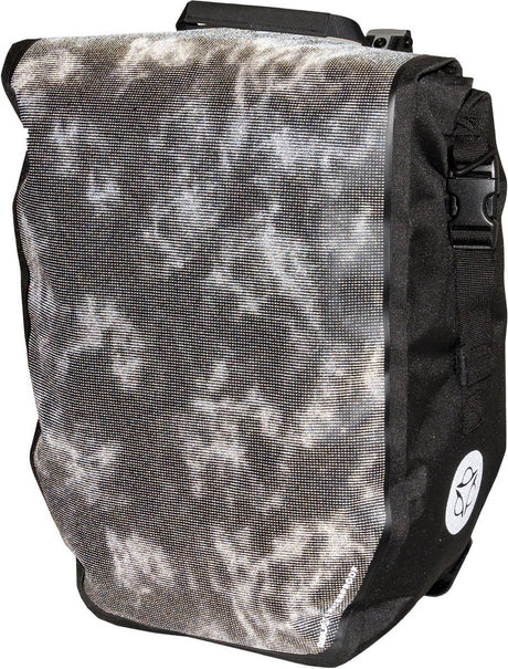 Agu clean shelter fietstas large â€“ 100% waterdicht â€“ 21 liter â€“ gerecycled materiaal â€“ incl. laptopvak 14 inch â€“ zwart reflective