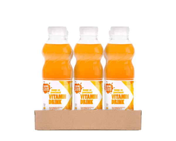 Degustujący dobry napój witaminowy mango gujawa (6x 50cl)