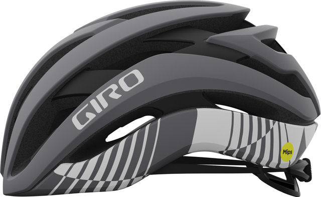 Giro Cielo mi zakłada kask