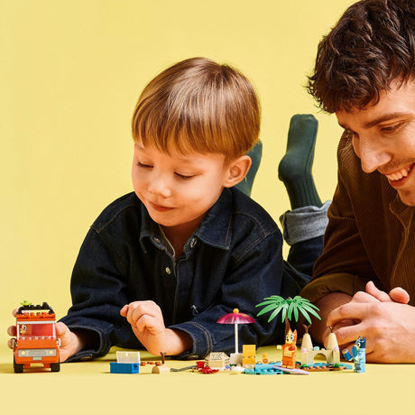 Lego Bluey - zabawka konstrukcyjna dojazd samochodem Bluey'ego na plażę (11202)