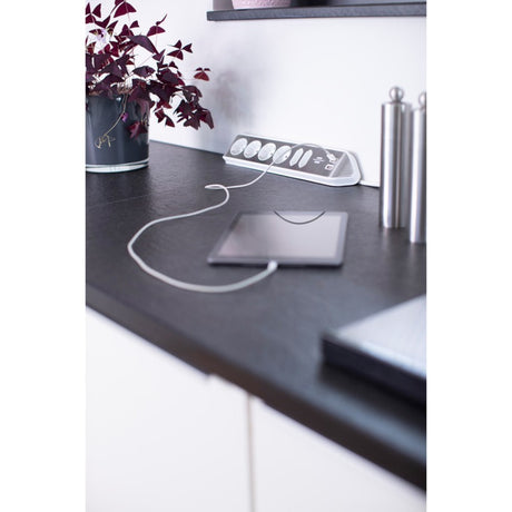Brennerstuhl ®estilo narożna listwa przyłączeniowa z funkcją ładowania USB 6-kierunkowa 4x gniazda ochronne 2x euro srebrno-białe