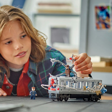 Lego® Marvel Spider-Man kontra Doktor scena w metrze — 76321
