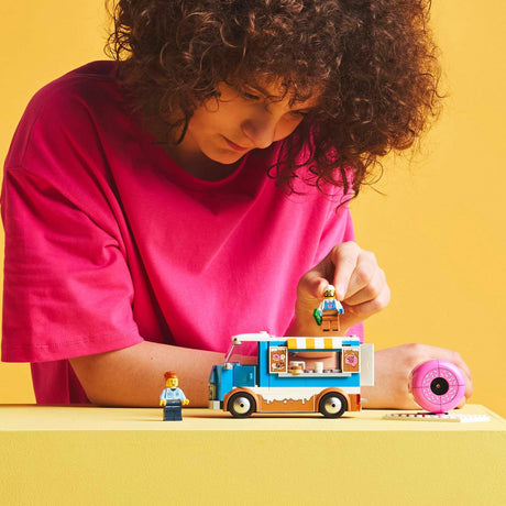 Lego City Ciężarówka z pączkami - 60452