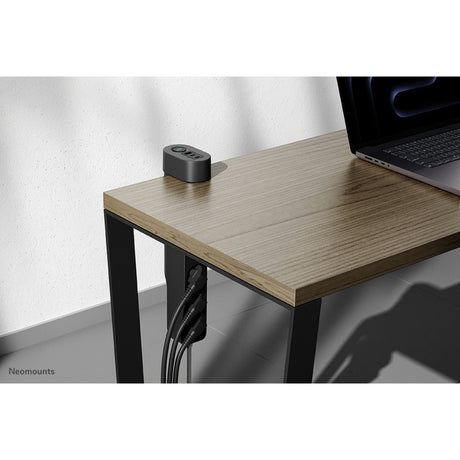 Gniazdo biurkowe Neomounts DS22-840BL6 z zaciskiem i portami USB-C i USB-A - listwa zasilająca z szybkim ładowaniem (czarna)