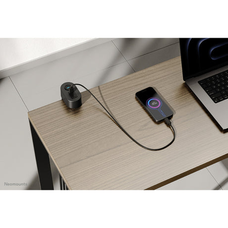 Gniazdo biurkowe Neomounts DS22-840BL6 z zaciskiem i portami USB-C i USB-A - listwa zasilająca z szybkim ładowaniem (czarna)