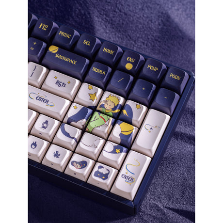 Mechaniczna klawiatura do gier Iqunix F97 Starry Tryst RGB (ciemnoniebieski, układ amerykański (QWERTY), czerwony Gateron, 96%, diody RGB, możliwość wymiany podczas pracy, pbt, 2,4 GHz | bluetooth 5.1 | USB-C)