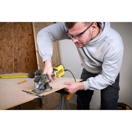 Ręczna piła tarczowa Stanley Fatmax 650w do wielu materiałów (żółto-czarna, z walizką)