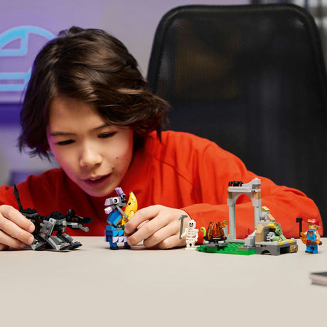 Lego® Fortnite® Obóz Peely'ego i świec zapłonowych — 77075