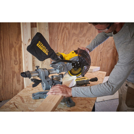 Stanley fatmax v20 18v 4.0ah 190 mm piła poprzeczna i ukośna (żółto-czarna, akumulator (18v, 4.0ah) i ładowarka (2a) w zestawie)