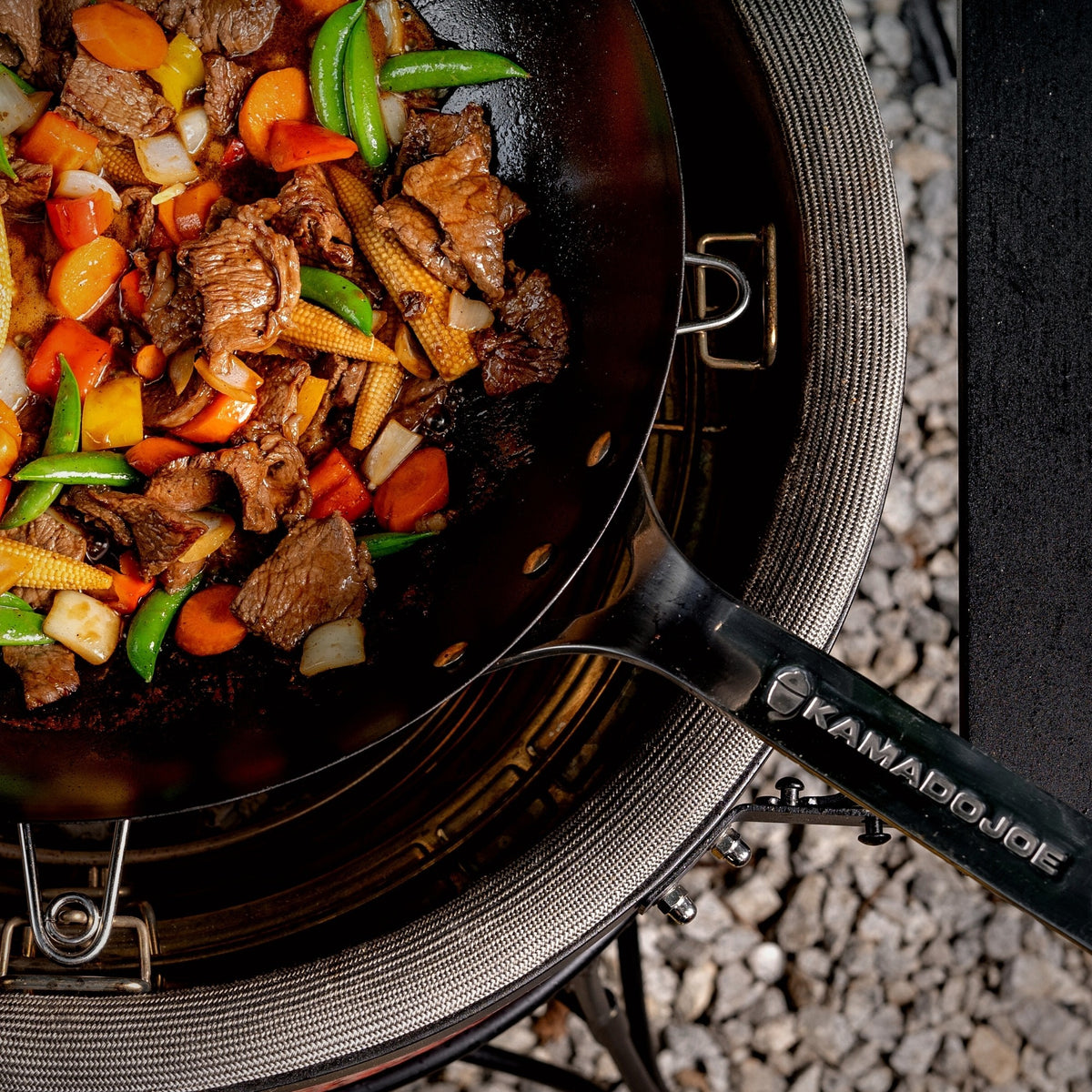 Wok ze stali węglowej Kamado Joe® – do autentycznego smażenia na grillu Kamado BBQ