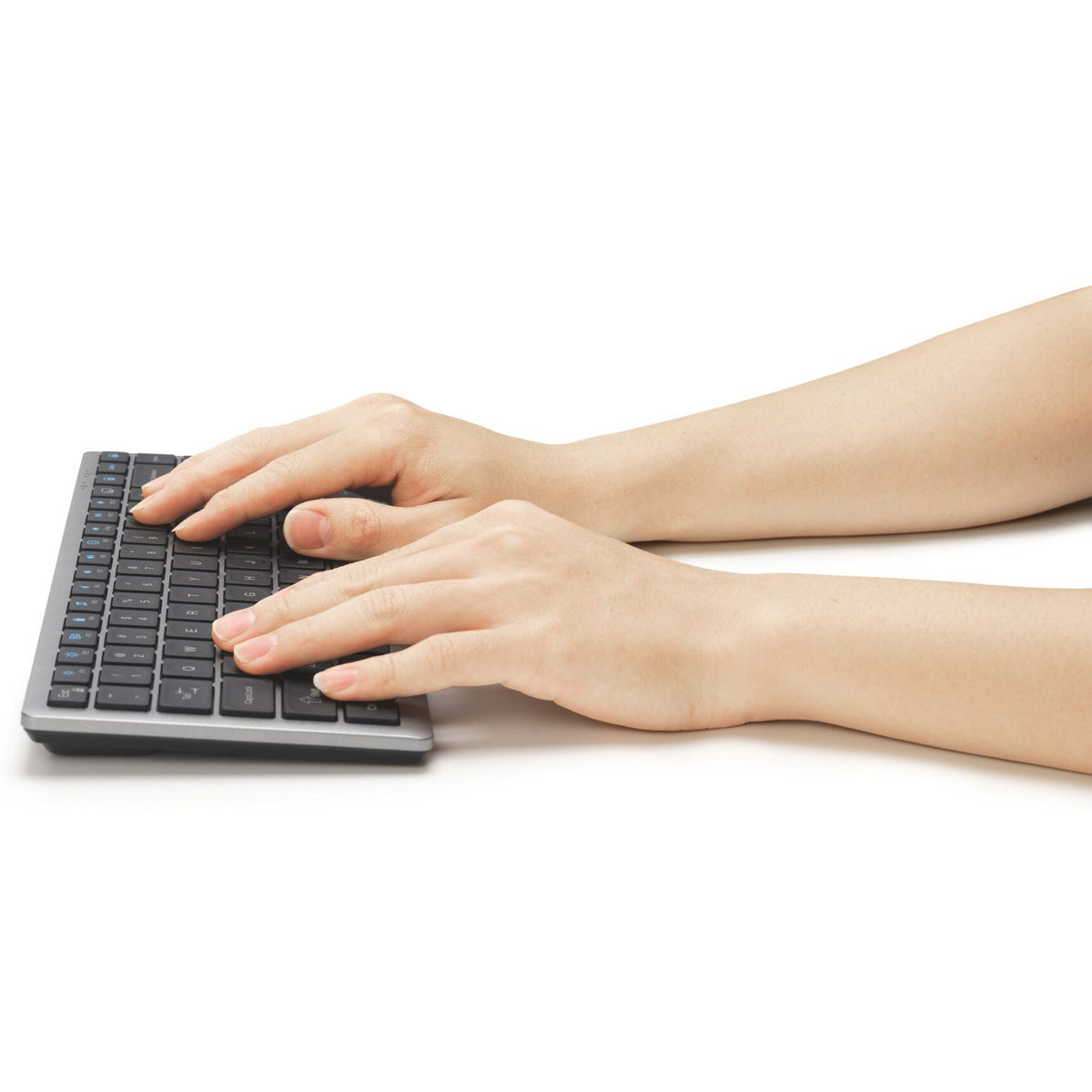 Kompaktowa klawiatura Kensington KB435 EQ z możliwością ładowania, do wielu urządzeń (szara, układ amerykański-międzynarodowy (QWERTY), przełączniki nożycowe, 80% (TKL), USB, 2,4 GHz, Bluetooth 5.4)