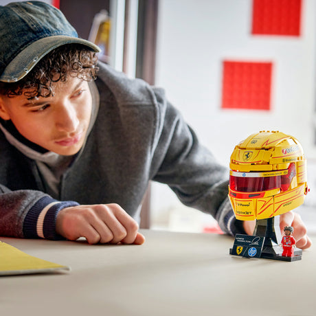 Lego edycja kasku scuderia ferrari hp autorstwa Lewisa hamiltona - 43022