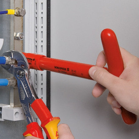 Knipex cobra vde high-tech szczypce do pomp wodnych 87 26 250 Szwedzkie szczypce do pomp wodnych (czerwono-żółte, ząbkowane powierzchnie chwytne, przebijany zawias)
